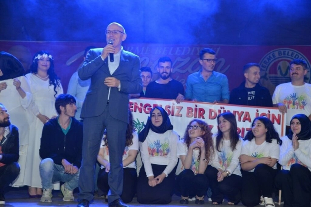 İşaret dili ile ilahi sundular