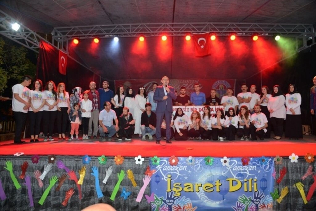 İşaret dili ile ilahi sundular