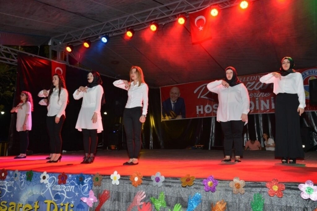 İşaret dili ile ilahi sundular