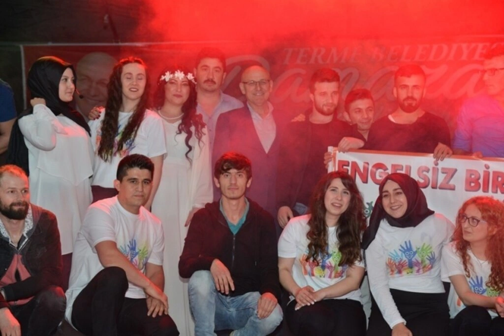 İşaret dili ile ilahi sundular