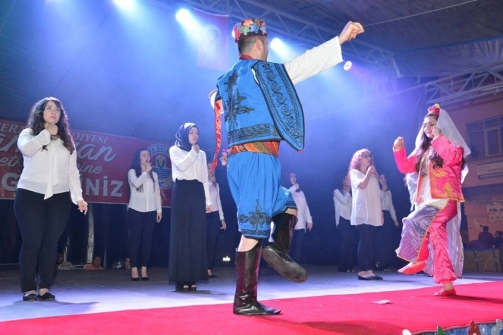 İşaret dili ile ilahi sundular