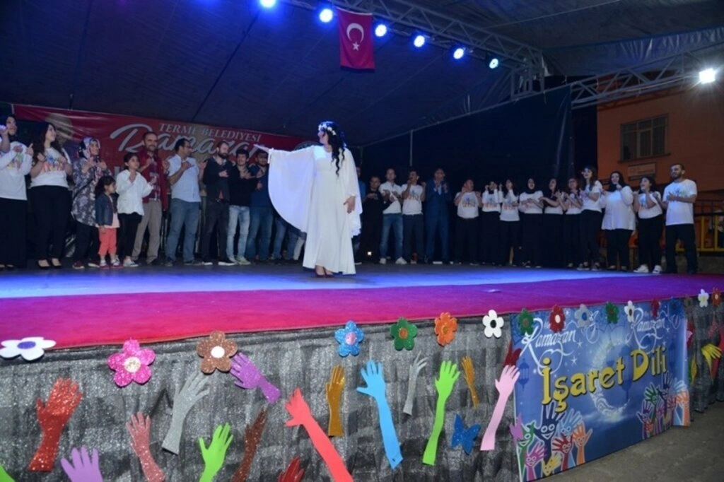 İşaret dili ile ilahi sundular