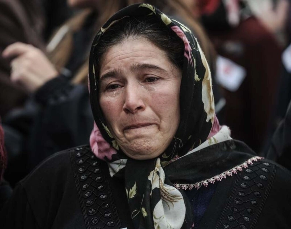 Diyarbakır'da uğradığı silahlı saldırı sonucu şehit olan Astsubay Üstçavuş Nejdet Aydoğdu'nun cenazesi, Samsun Çarşamba Havalimanına getirilerek buradan to