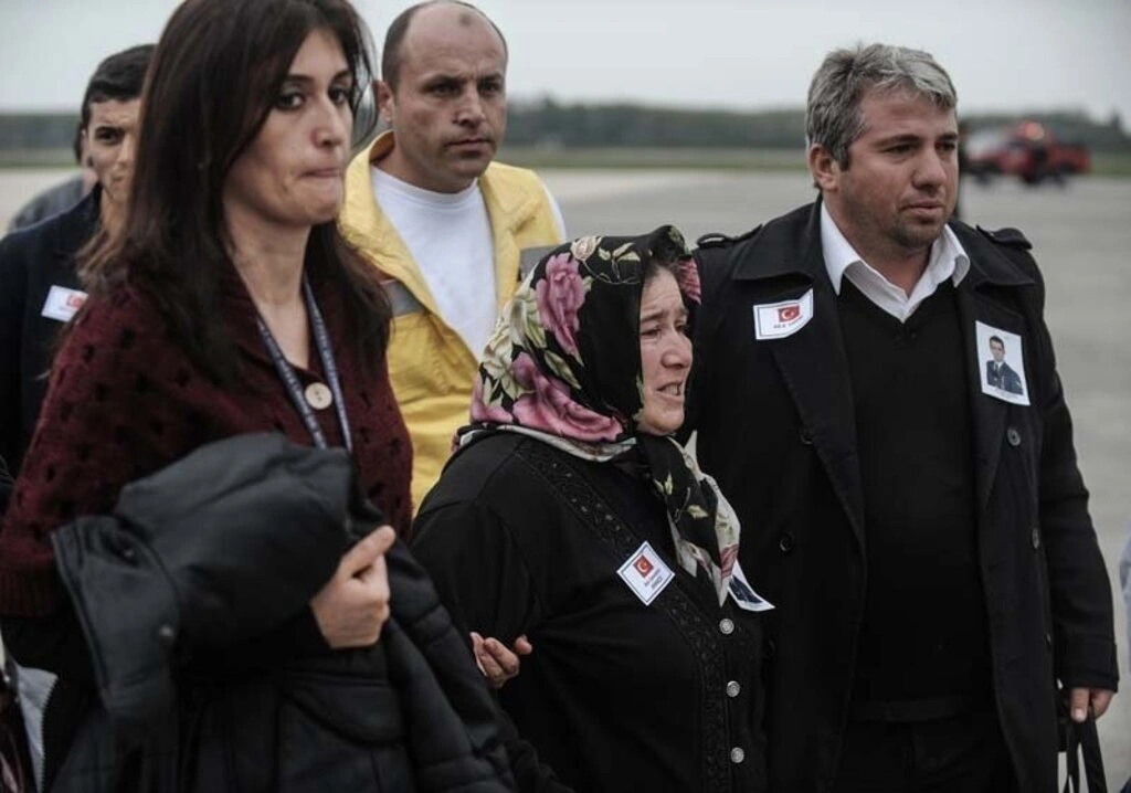 Diyarbakır'da uğradığı silahlı saldırı sonucu şehit olan Astsubay Üstçavuş Nejdet Aydoğdu'nun cenazesi, Samsun Çarşamba Havalimanına getirilerek buradan to