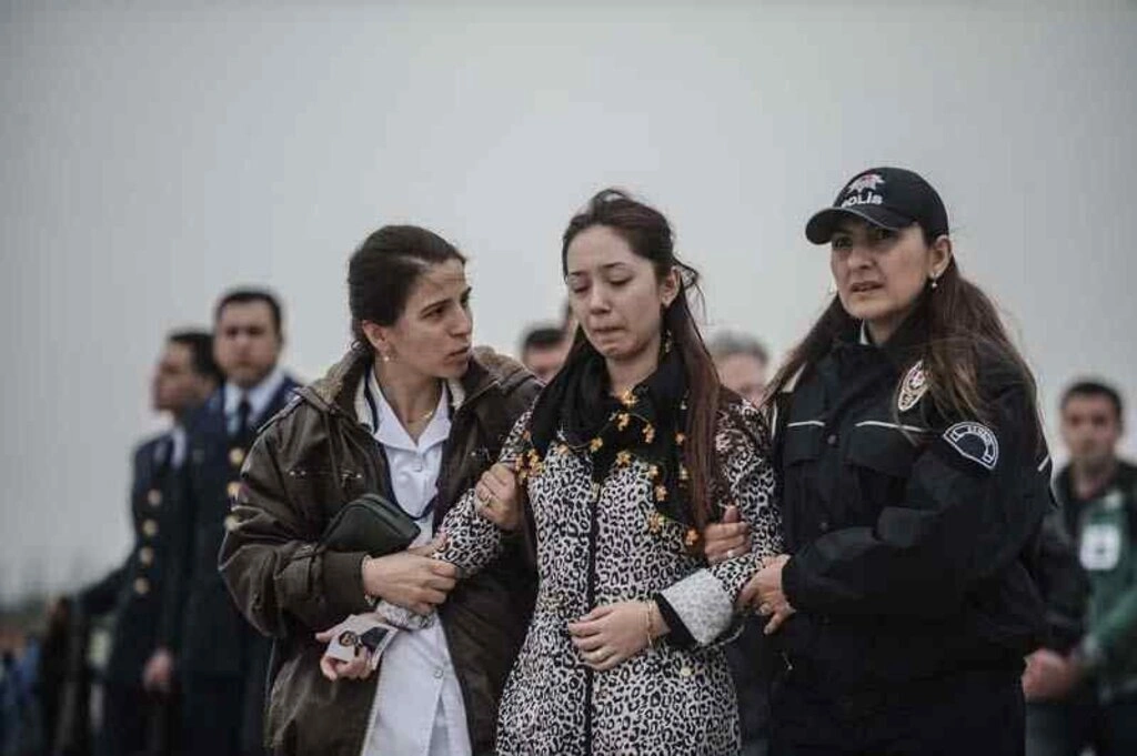 Diyarbakır'da uğradığı silahlı saldırı sonucu şehit olan Astsubay Üstçavuş Nejdet Aydoğdu'nun cenazesi, Samsun Çarşamba Havalimanına getirilerek buradan to