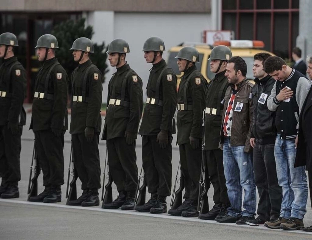 Diyarbakır'da uğradığı silahlı saldırı sonucu şehit olan Astsubay Üstçavuş Nejdet Aydoğdu'nun cenazesi, Samsun Çarşamba Havalimanına getirilerek buradan to