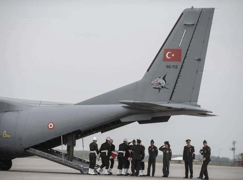 Diyarbakır'da uğradığı silahlı saldırı sonucu şehit olan Astsubay Üstçavuş Nejdet Aydoğdu'nun cenazesi, Samsun Çarşamba Havalimanına getirilerek buradan to