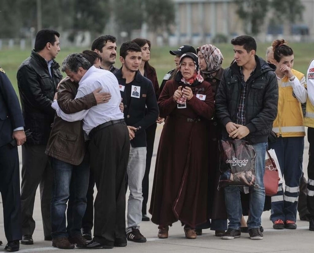Diyarbakır'da uğradığı silahlı saldırı sonucu şehit olan Astsubay Üstçavuş Nejdet Aydoğdu'nun cenazesi, Samsun Çarşamba Havalimanına getirilerek buradan to