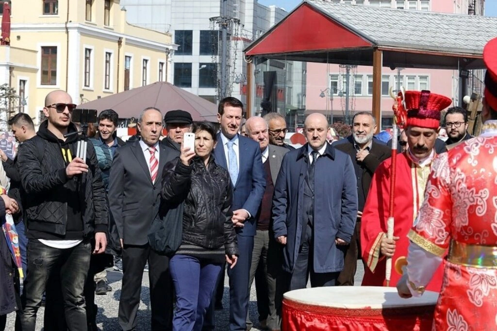 SAMSUNLULAR ÇANAKKALE VE KUT’ÜL AMARE FOTOĞRAF SERGİSİNDE BULUŞTU