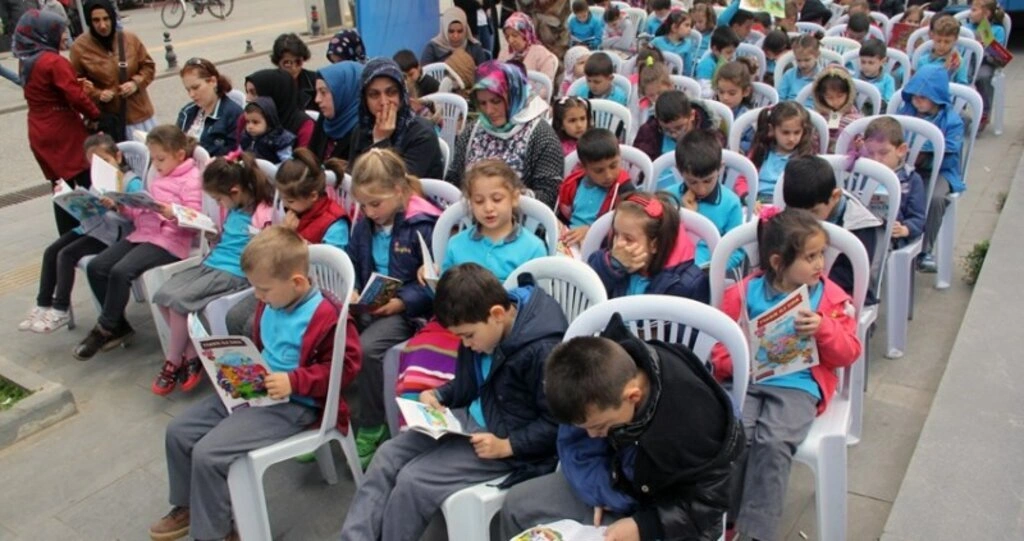 Tekkeköy'de 5 bin 555 öğrenci aynı anda kitap okudu