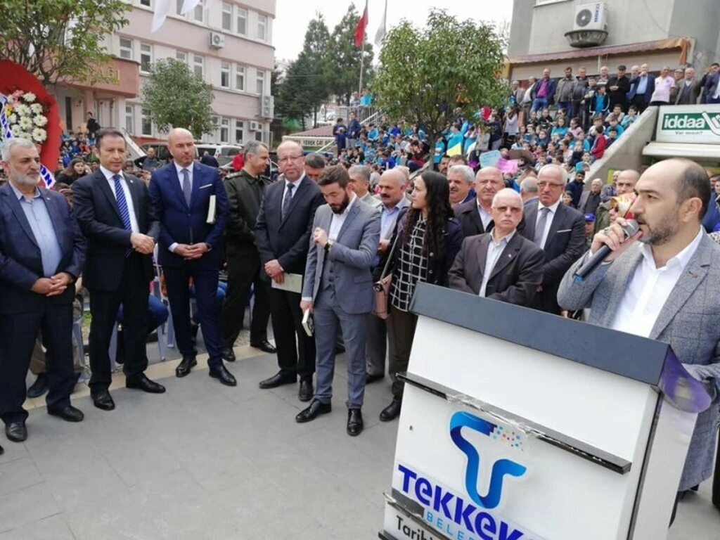 Tekkeköy'de 5 bin 555 öğrenci aynı anda kitap okudu