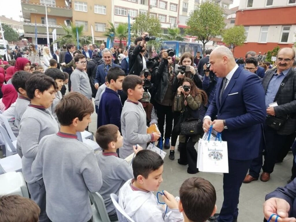 Tekkeköy'de 5 bin 555 öğrenci aynı anda kitap okudu