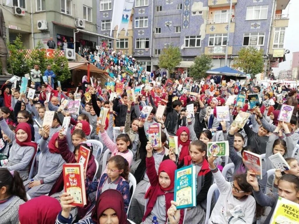 Tekkeköy'de 5 bin 555 öğrenci aynı anda kitap okudu