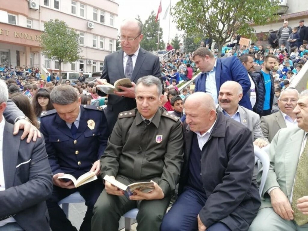 Tekkeköy'de 5 bin 555 öğrenci aynı anda kitap okudu