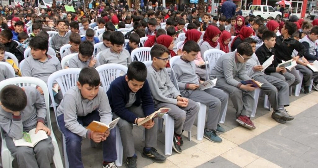 Tekkeköy'de 5 bin 555 öğrenci aynı anda kitap okudu