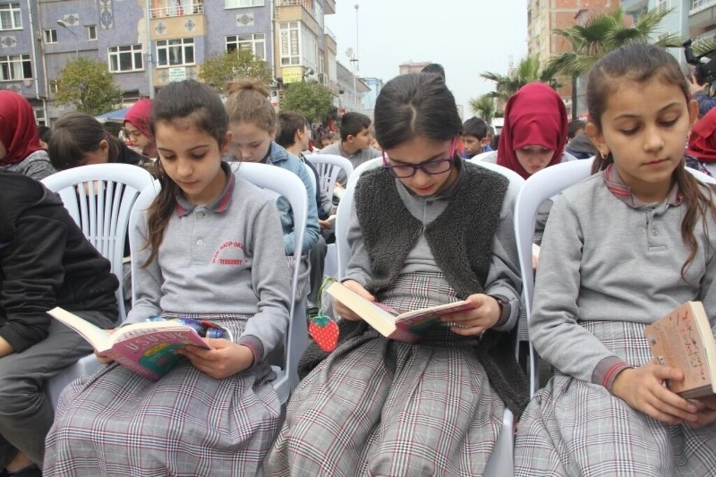 Tekkeköy'de 5 bin 555 öğrenci aynı anda kitap okudu