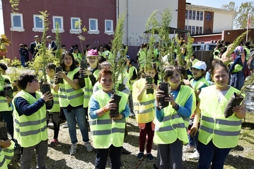 Tekkeköy'e bahar geldi, fidanlar toprakla buluştu