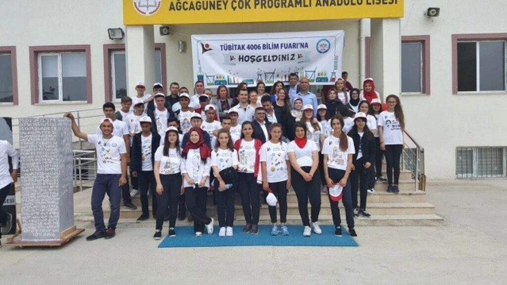 Ağcagüney Anadolu Lisesi'nde TÜBİTAK 4006 Bilim Fuarı