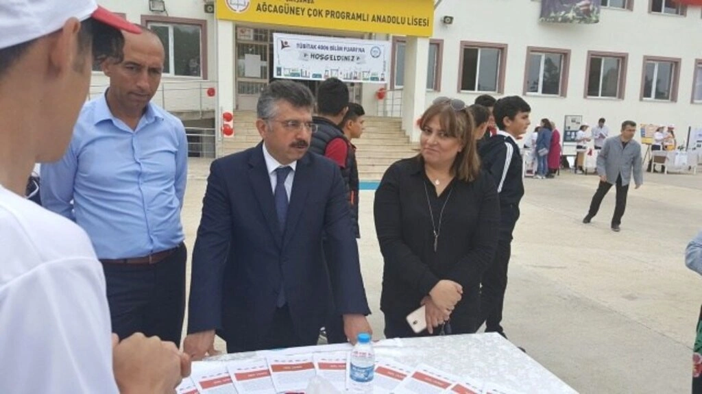 Ağcagüney Anadolu Lisesi'nde TÜBİTAK 4006 Bilim Fuarı
