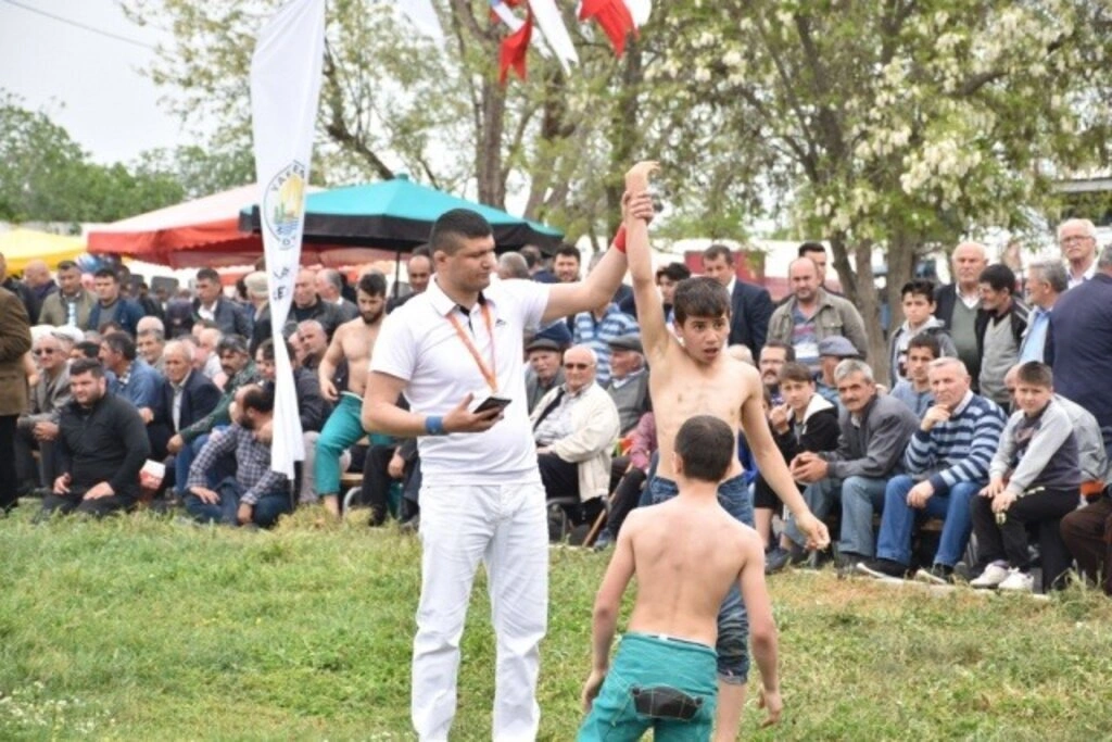 Yakakent'te Geleneksel 4. Hıdırellez Şenlikleri ve Karakucak Güreşleri