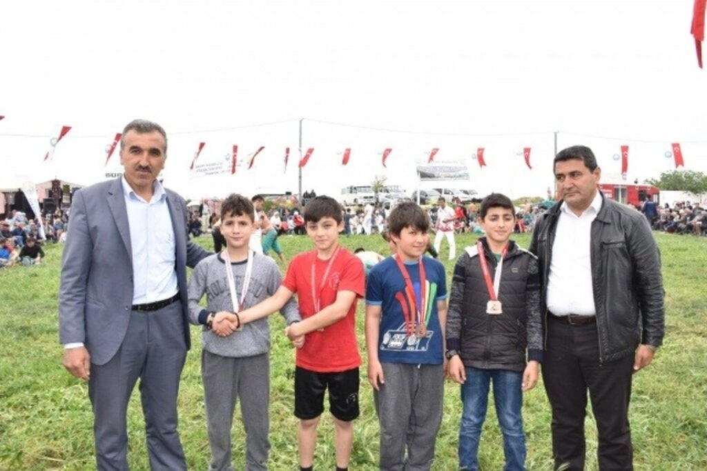 Yakakent'te Geleneksel 4. Hıdırellez Şenlikleri ve Karakucak Güreşleri