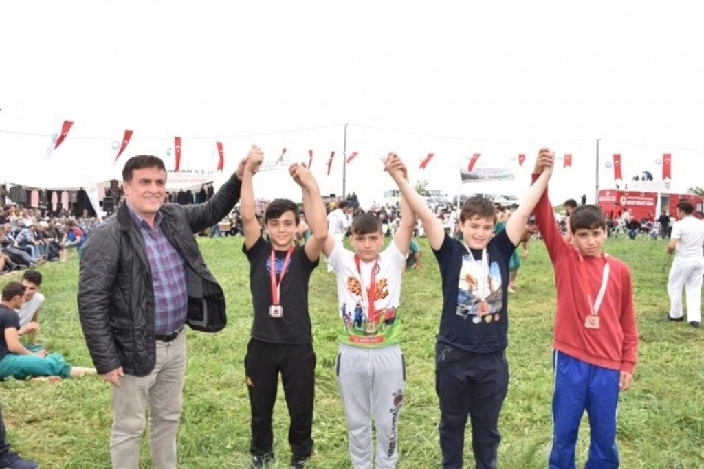 Yakakent'te Geleneksel 4. Hıdırellez Şenlikleri ve Karakucak Güreşleri