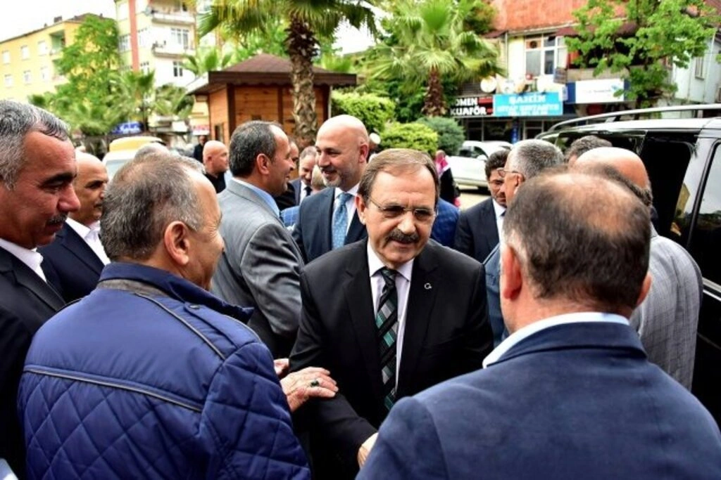 Başkan Zihni Şahin ilçeleri dolaşıyor