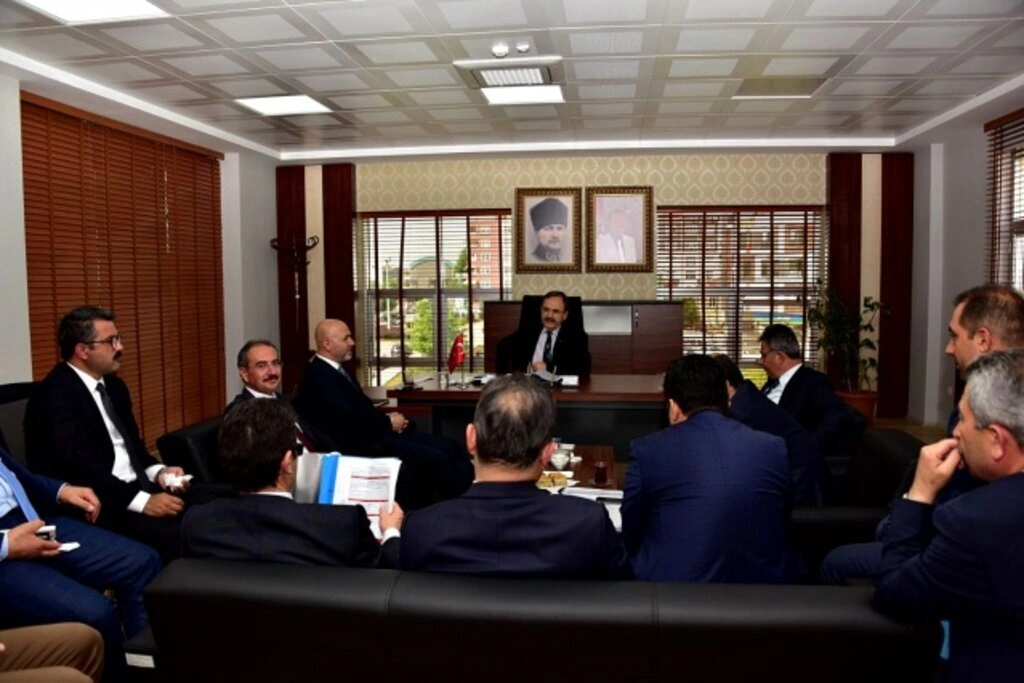 Başkan Zihni Şahin ilçeleri dolaşıyor