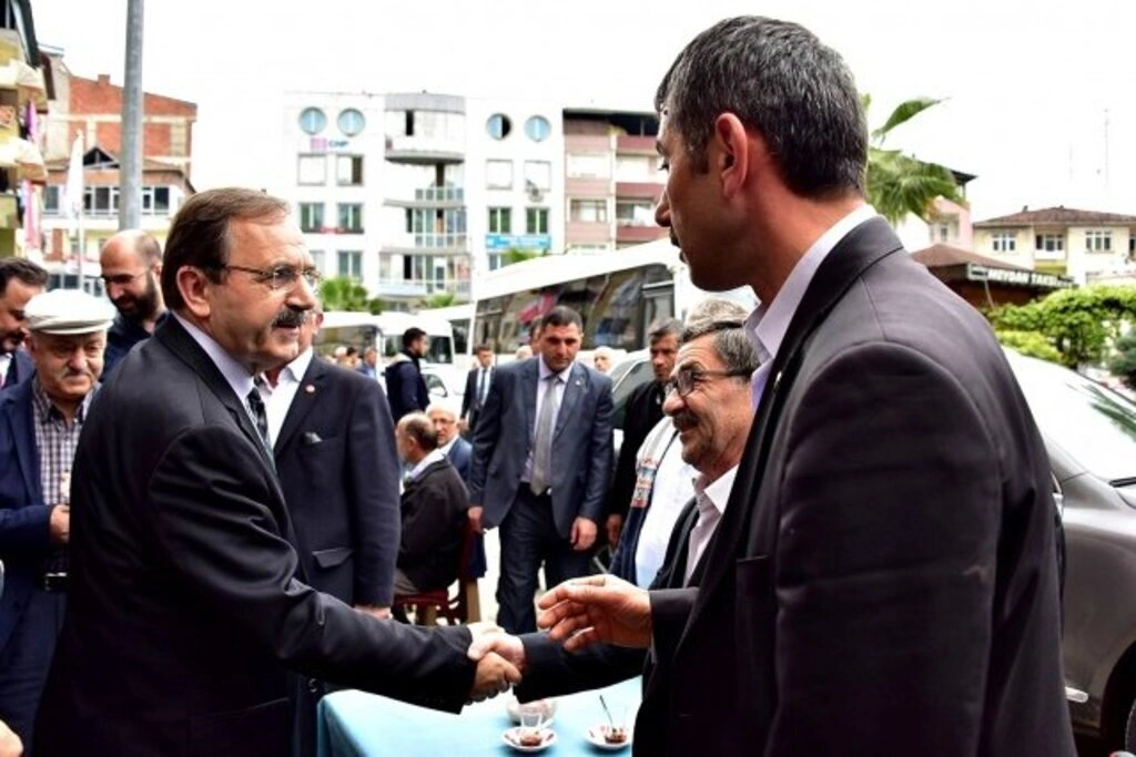 Başkan Zihni Şahin ilçeleri dolaşıyor