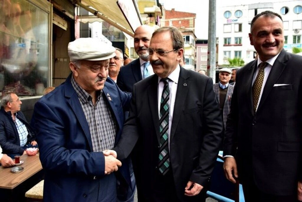 Başkan Zihni Şahin ilçeleri dolaşıyor