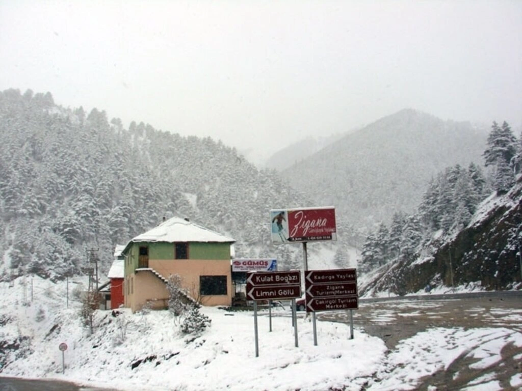 Karadeniz'den kar manzaraları , Zigana yine geçit veriyor...