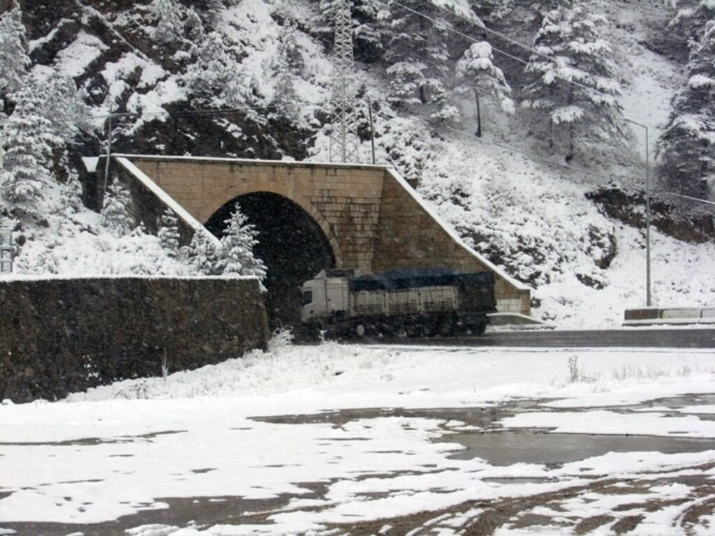 Karadeniz'den kar manzaraları , Zigana yine geçit veriyor...