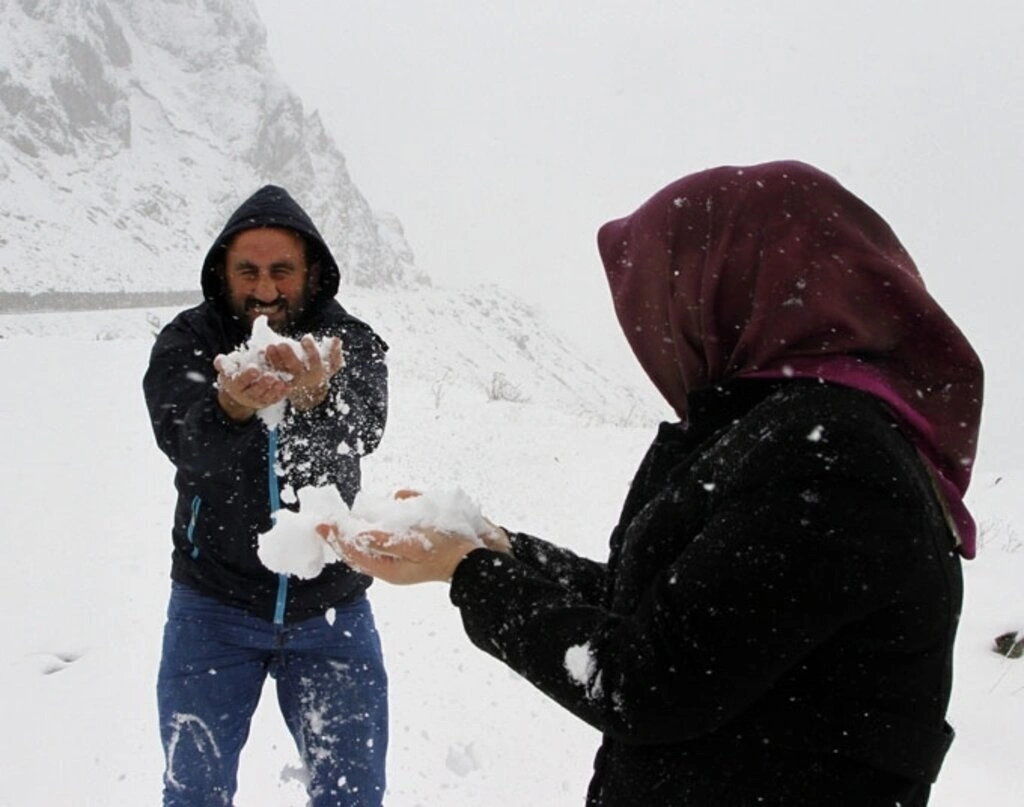 Karadeniz'den kar manzaraları , Zigana yine geçit veriyor...