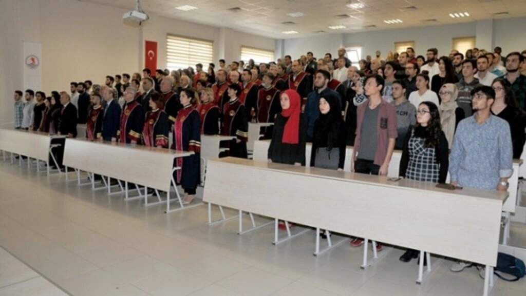 OMÜ Veteriner Fakültesi 1. sınıf öğrencileri beyaz önlük giydi