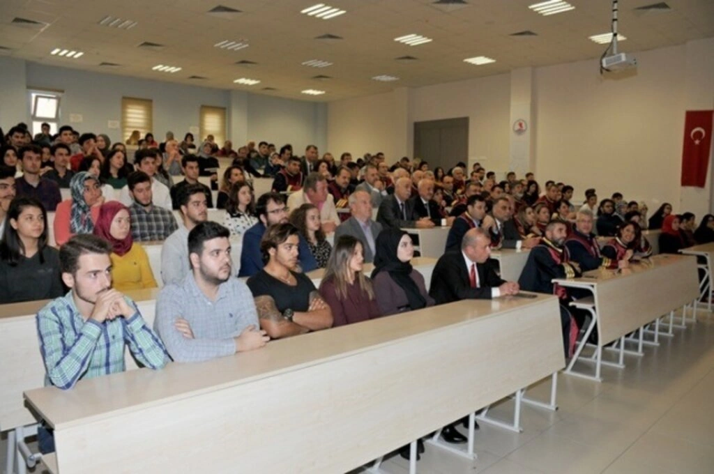 OMÜ Veteriner Fakültesi 1. sınıf öğrencileri beyaz önlük giydi