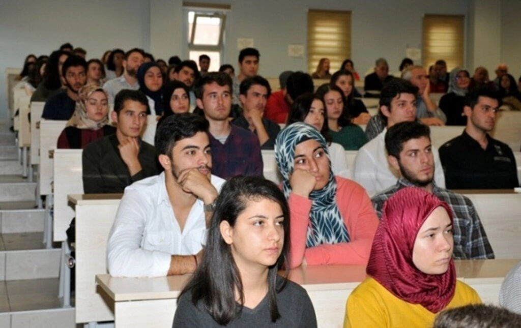 OMÜ Veteriner Fakültesi 1. sınıf öğrencileri beyaz önlük giydi