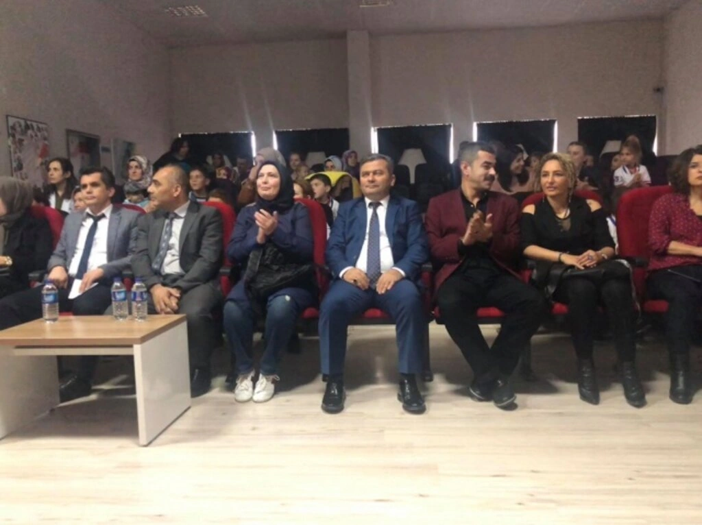 Hasköy Cumhuriyet ilkokulu'da yürekleri ısıtan şiir yarışması