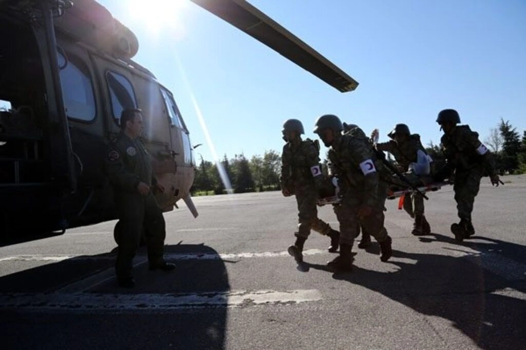 Sağlıkçı askerlere helikoptere hasta sevki dersi