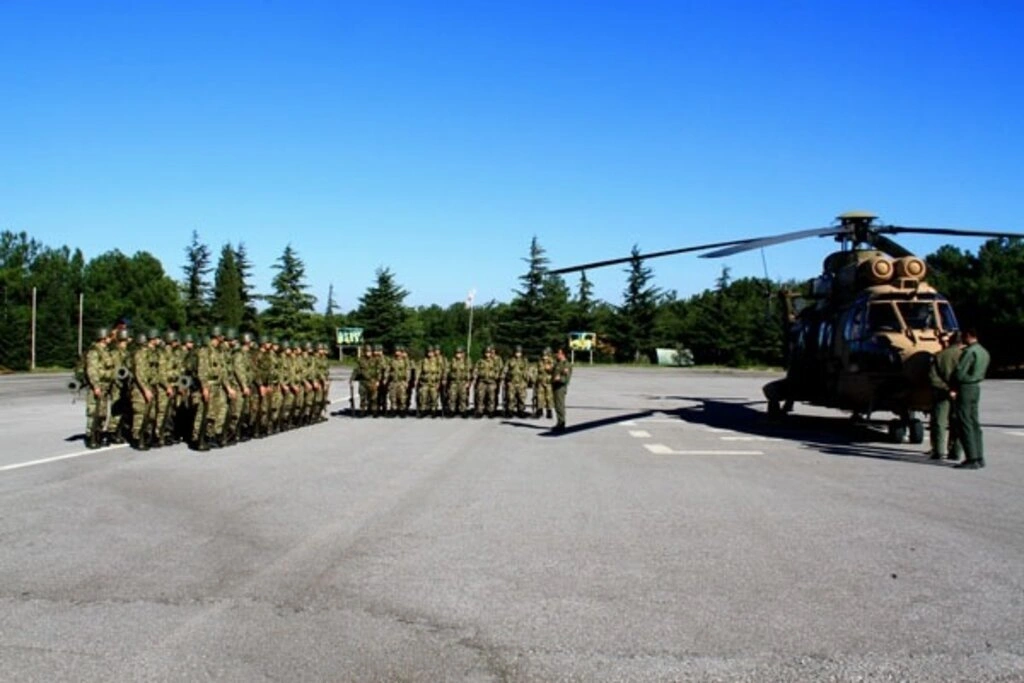 Sağlıkçı askerlere helikoptere hasta sevki dersi