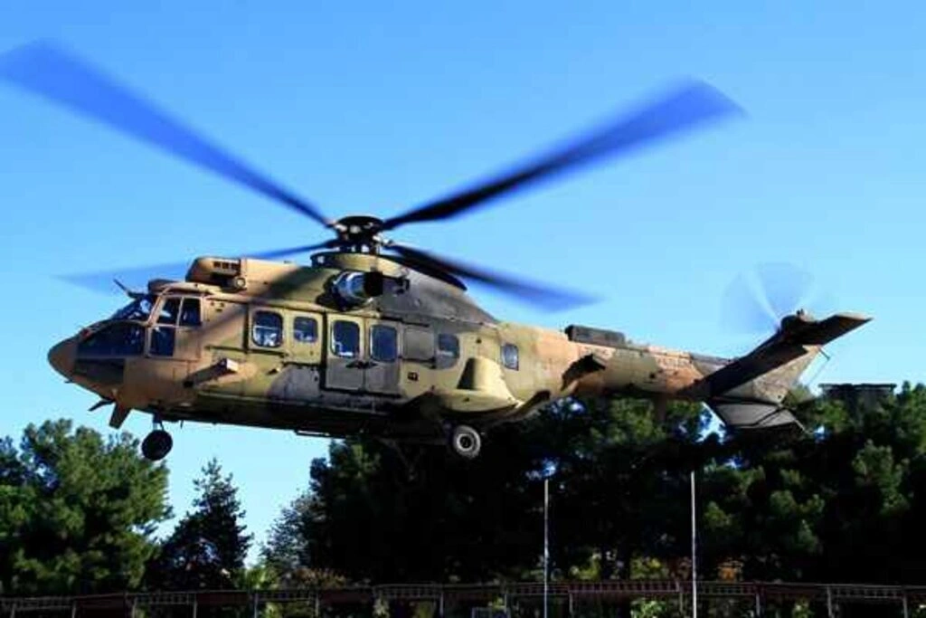 Sağlıkçı askerlere helikoptere hasta sevki dersi