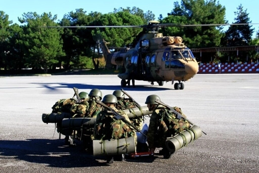 Sağlıkçı askerlere helikoptere hasta sevki dersi
