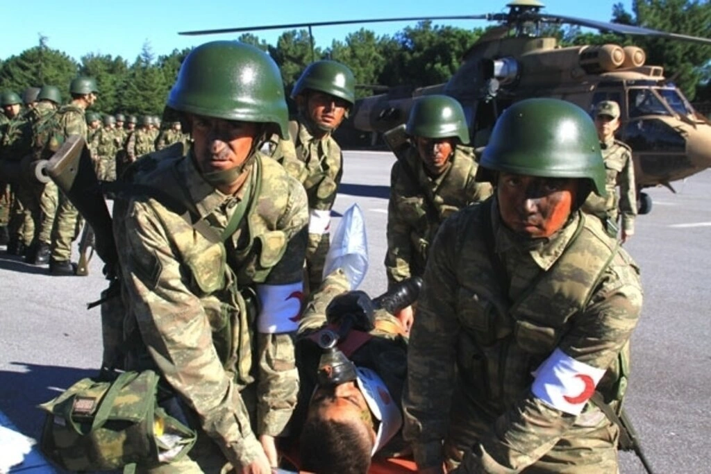 Sağlıkçı askerlere helikoptere hasta sevki dersi