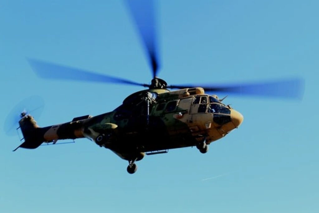 Sağlıkçı askerlere helikoptere hasta sevki dersi