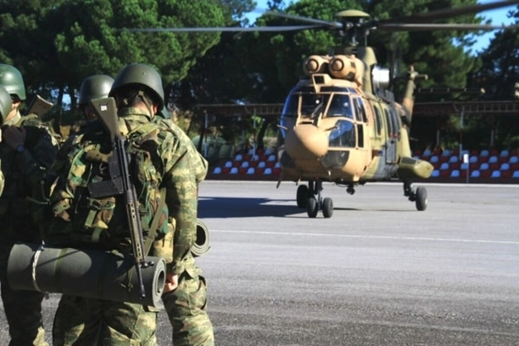 Sağlıkçı askerlere helikoptere hasta sevki dersi