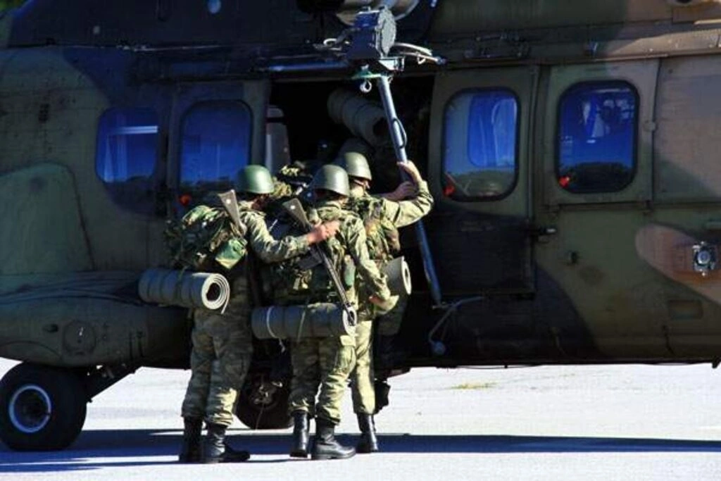Sağlıkçı askerlere helikoptere hasta sevki dersi