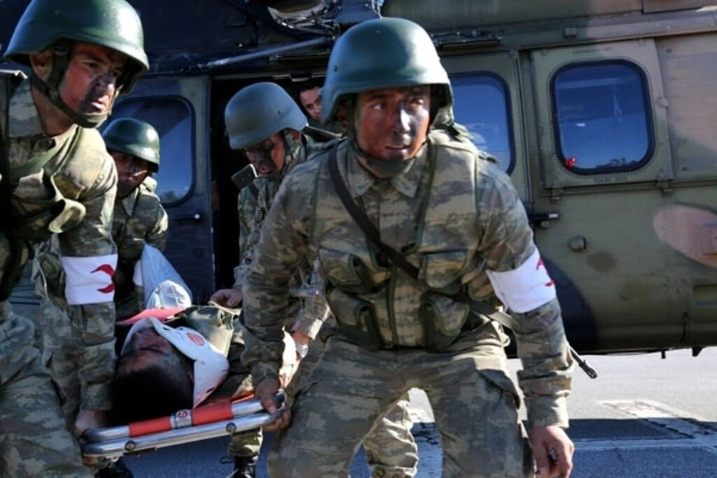 Sağlıkçı askerlere helikoptere hasta sevki dersi
