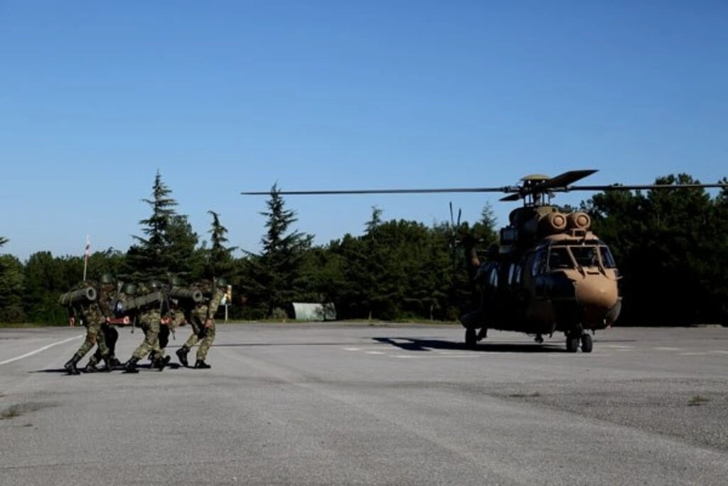 Sağlıkçı askerlere helikoptere hasta sevki dersi