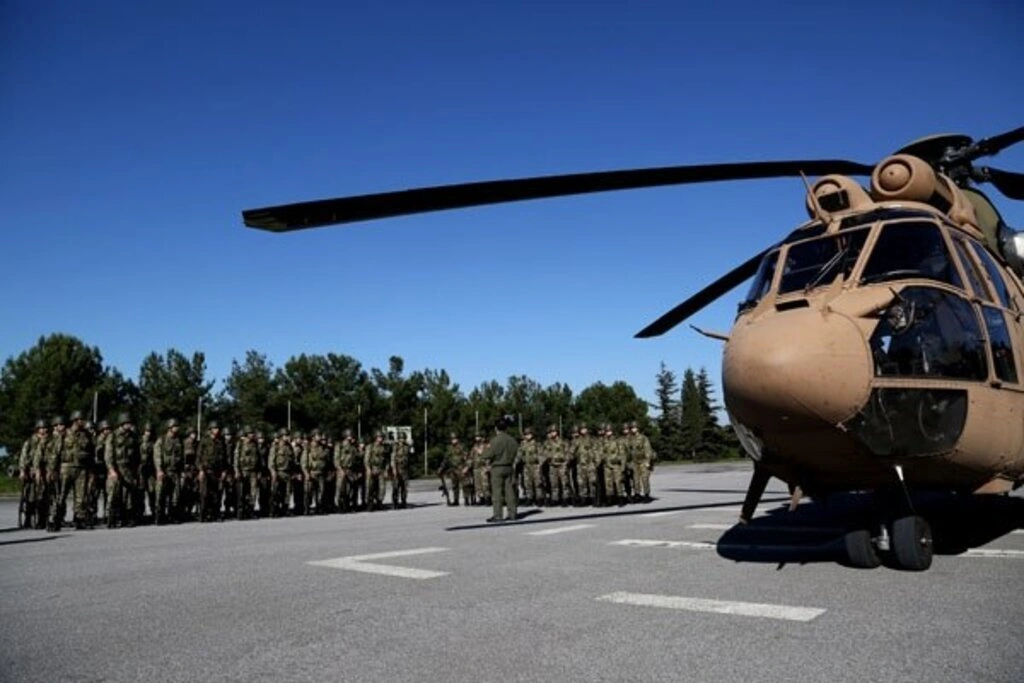 Sağlıkçı askerlere helikoptere hasta sevki dersi
