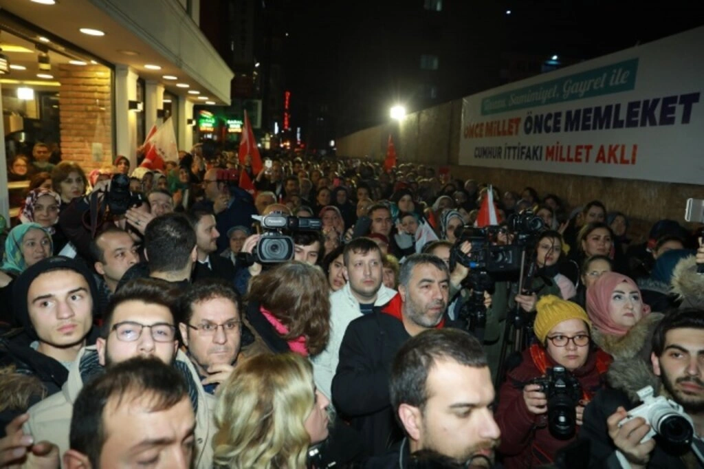 İLKADIM’DA CUMHUR’UN GÖVDE GÖSTERİSİ