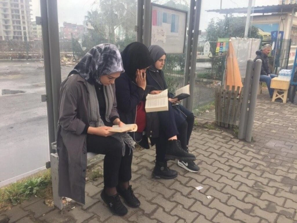CANİK OKUYOR!
